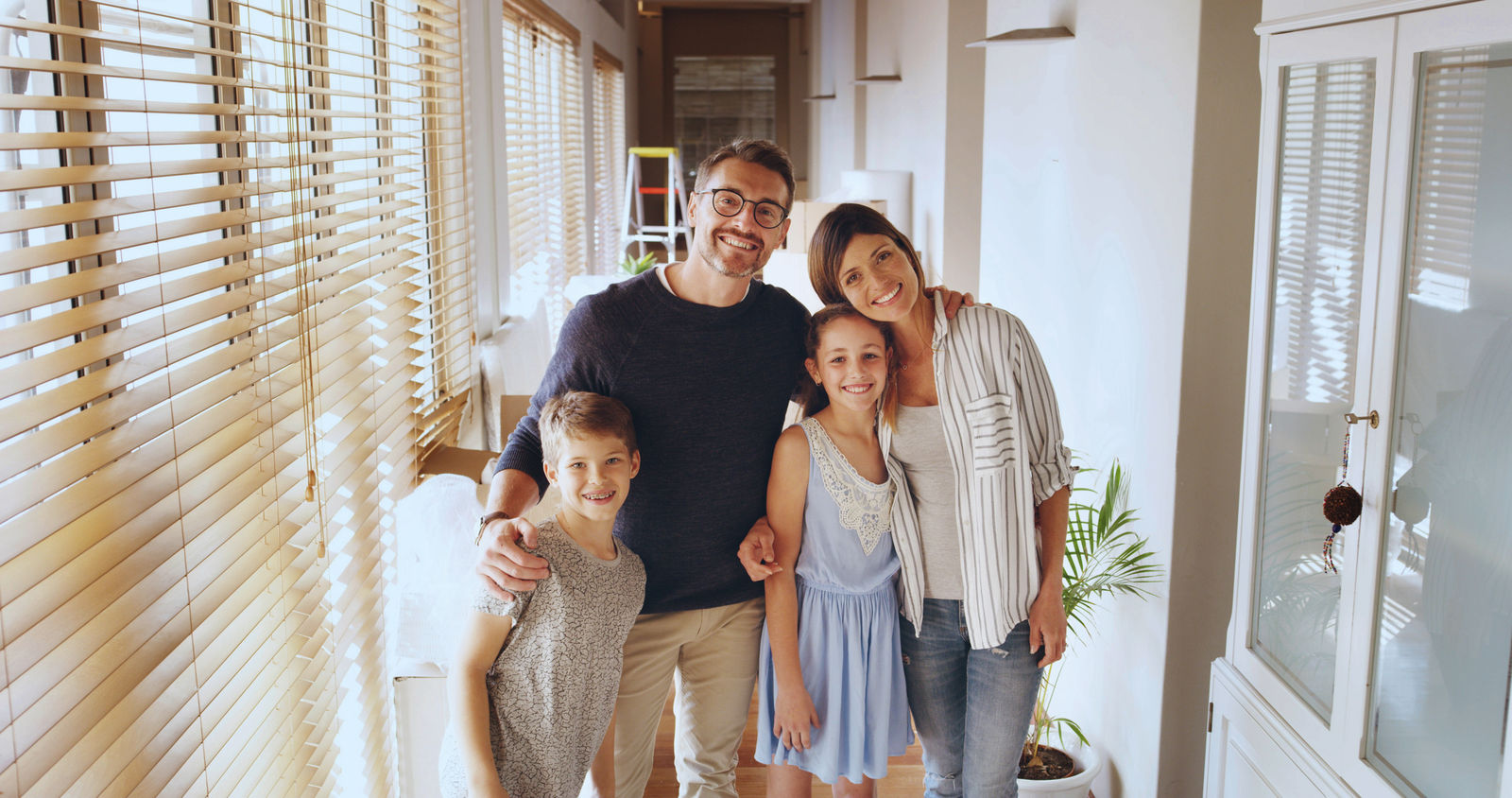 spaintransfer24.vip — hero — семьи с + нейтральные цвета + hero familiar + без людей — luminoso, familiar, van, aeropuerto, moderno, Astra minimalista, parallax